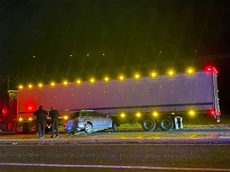 Camioneta En La Que Viajaba Una Familia Queda Prensada Bajo La Caja De