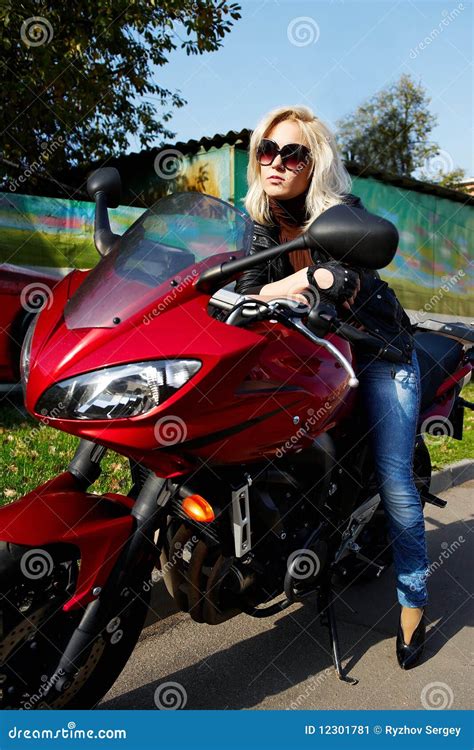 La Séance Blonde De Fille Sur La Moto Rouge Image stock Image du cheveu jeans 12301781