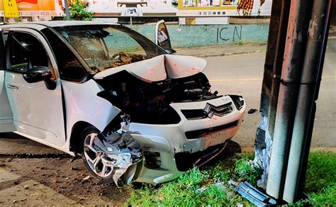 Motorista Tenta Desviar De Moto E Bate Contra Poste No Pilarzinho