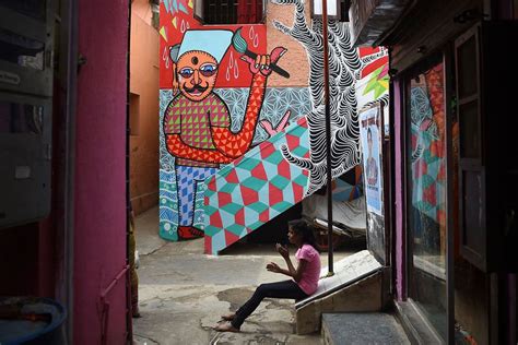 Mumbai slums get colourful makeover