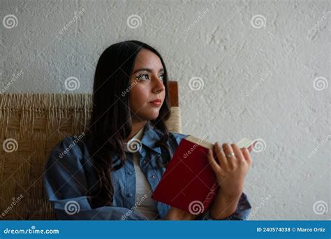 Una Joven Latina Leyendo Un Libro Sentado En El Porche De Su Casa Descansa En Una Silla De