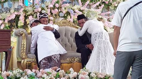 Pernikahan Adat Sunda Sepasang Pengantin Sungkem Dan Peluk Erat Kedua