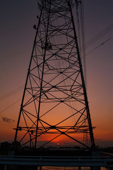 夕焼け空と鉄塔のシルエットの写真素材 ぱくたそ