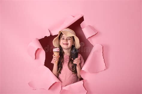 Menina Engra Ada Gelado No Fundo Colorido Imagem De Stock Imagem