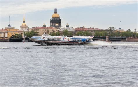 Ein Flussschiff Kam In St Petersburg An Redaktionelles Stockfotografie