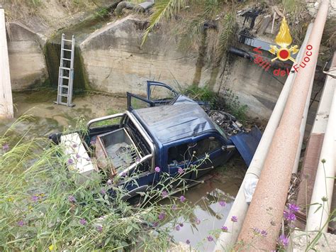 Pick Up Esce Fuori Strada E Precipita In Un Fossato Tre Morti E Un