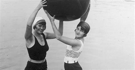Sto lat temu na plaży nie było bikini Tak wyglądało polskie lato Moda