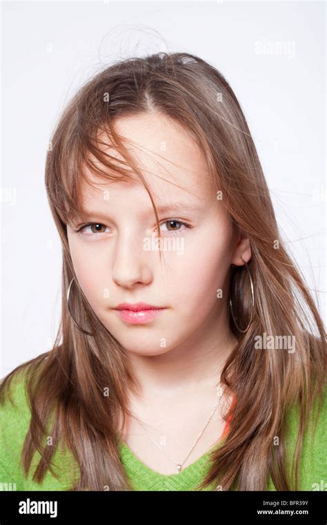 Studio Portrait Dune Jolie Jeune Fille De 11 Ans Photo Stock Alamy