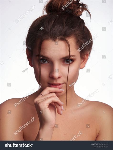 Healthy Skin Woman Portrait Nude Makeup Stock Photo 2176230337