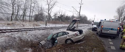 Zderzenie pojazdu osobowego z ciężarówką przy zjeździe na A4 w