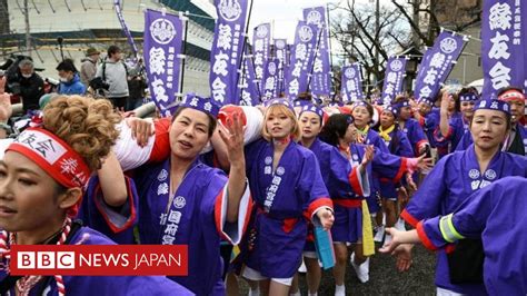 日本のはだか祭に女性が着衣で参加1250年の歴史で初 BBCニュース