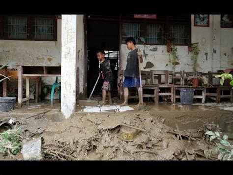 NYARIS AMBRUK Sejumlah Gedung SD Rusak Berat Pasca Banjir Di Kota