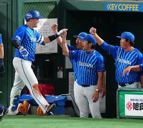 【dena】牧秀悟9回に逆転の特大19号2ラン 先発の東克樹はベンチで号泣 プロ野球写真ニュース 日刊スポーツ