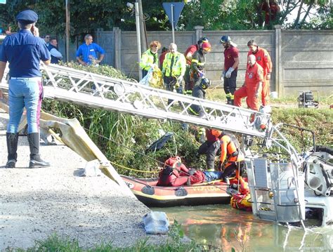 Tir Esce Di Strada E Finisce Nel Fiume Salvi Per Miracolo I Due Passeggeri