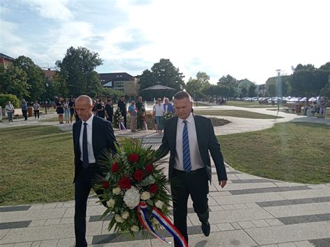 U Na Icama Polaganjem Vijenaca I Paljenjem Svije A Obilje En Dan