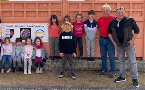 Les enfants découvrent le sport boules Saint Yorre 03270