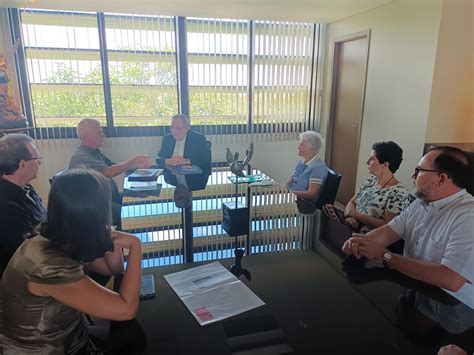 Secretário geral da CNBB dom Joel Portella recebe visita de irmãs da