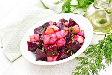 Ensalada De Remolachas Y De Patatas En Placa En La Tabla Ligera Foto De