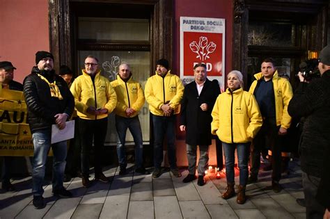 Protest N Fa A Sediului Psd Din Bistri A Reprezenta Ii Aur Au Venit