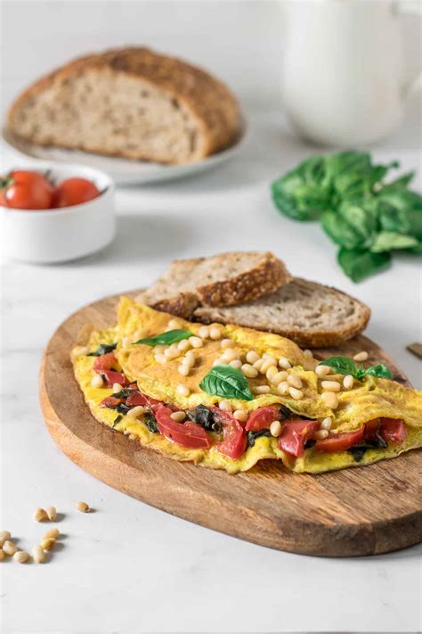 A Quick And Easy Healthy Omelette Recipe For Weight Loss | HIIT WEEKLY