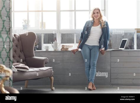 Blonde frau stehendes fenster Fotos und Bildmaterial in hoher Auflösung Alamy