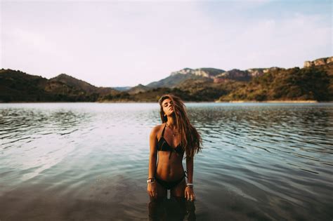 Fondos de pantalla luz de sol mujer modelo mar bahía lago