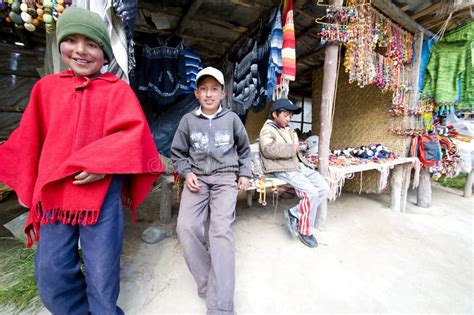 Muchachos Jovenes De Ecuador Los Andes En La Venta De Sus Artesanías