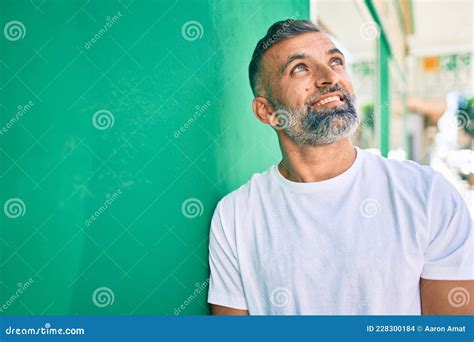 Homem De Meia Idade Grisalho Sorrindo Feliz Inclinado Na Parede Da