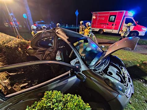 Kleinwagen Prallt Gegen Baum Rettungshubschrauber Im Einsatz