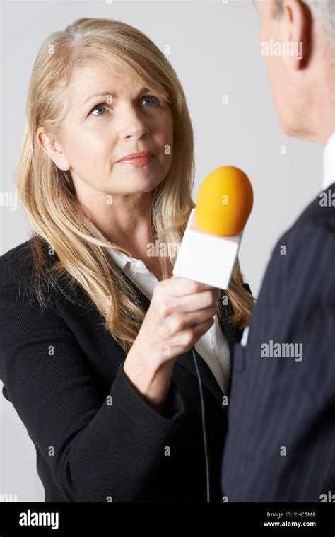 Mujer Periodista Con Micrófono Entrevistando Empresario Fotografía De