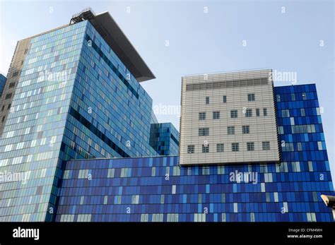 Nhs Modern Skyscraper Hospital Building Exterior At Royal London