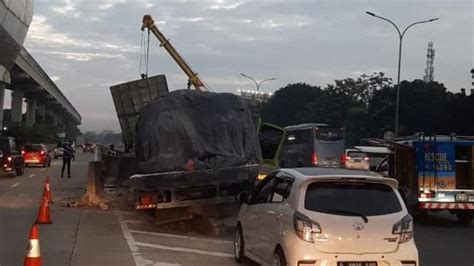 Truk Seruduk Rambu Jalan Di Tol Jagorawi Arus Lalin Padat Ipol Id