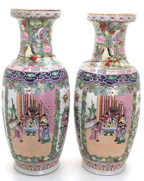 LINDÍSSIMO PAR DE VASOS EM PORCELANA CHINESA PINTURA RETRATANDO