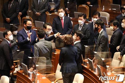 여당 의원들과 인사하는 윤석열 대통령 네이트 뉴스