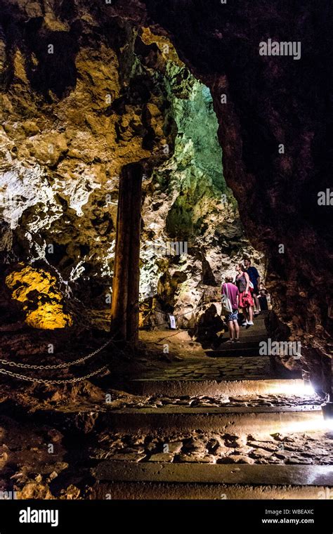 Yourists Besuch des Drachen Höhle Smocza Jama eine Tropfsteinhöhle