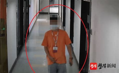 男子商场里偷游戏机， 藏衣服里走路都要托住肚子 监控 秦淮 李某