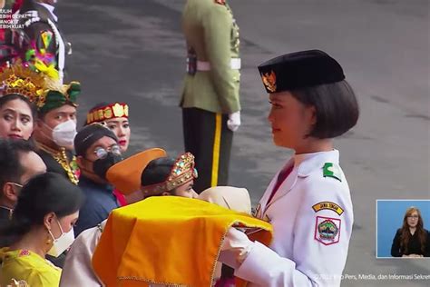 Foto Cerita Pembawa Baki Bendera Yang Hindari Kontak Mata Dengan