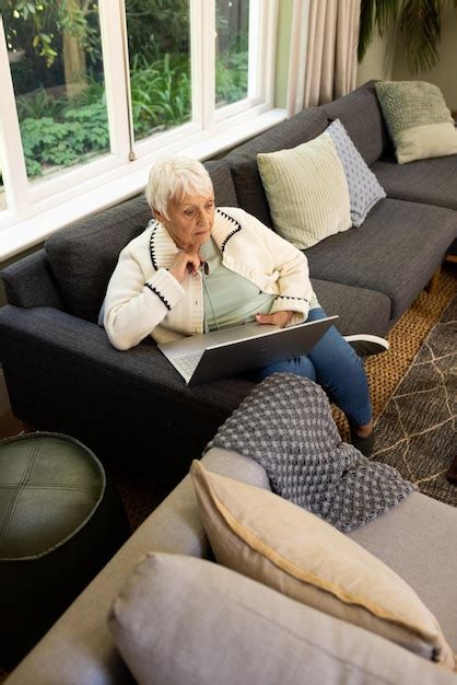 Premium Photo Focused Caucasian Senior Woman Using Laptop In Sunny