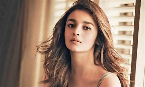 Alia Bhatt Height Weight Boyfriend Body Measurement