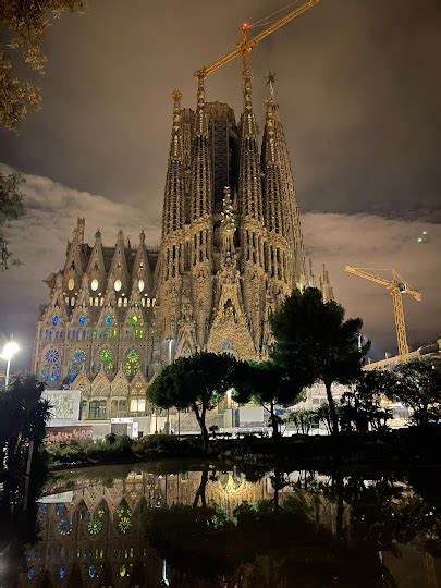 Sagrada Familia & Towers Guided Tour - Fridays Flats