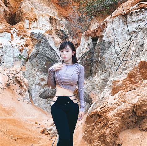 Sở hữu khuôn ngực hơn 1m hot girl mặc đồ bơi hờ hững thả thính khiến người nghe câm lặng