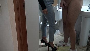 Madrastra MILF peluda muestra su coño peludo a su hijastro cachondo pervertido XNXX