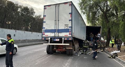 Se Parte Caja De Tr Iler Cargado Con Toneladas De Latas De Pollo En