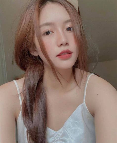 Nàng thơ tóc tết mặt xinh như thiên thần nhưng khi khoe dáng với bikini hot không kém