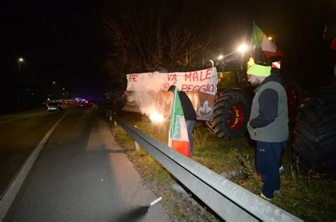 Secondo Giorno Di Protesta Per Gli Agricoltori Oggi Corteo Sotto La