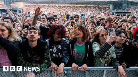 Love Saves The Day And Arctic Monkeys Attract Huge Crowds