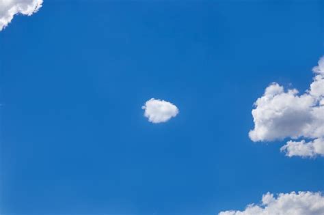 Pequeña nube blanca contra el cielo azul plantilla para texto fondo