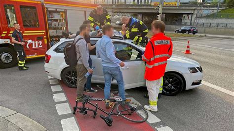 Fahrradfahrer Schleudert Gegen Frontscheibe Von Auto Schwer Verletzt