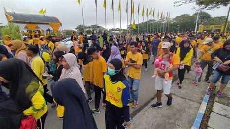 Meriahkan Jalan Sehat Hut Ke 58 Partai Golkar Di Batola Warga