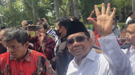 Naik Alphard Saat Tiba Di Tugu Proklamasi Mahfud Terpisah Dengan